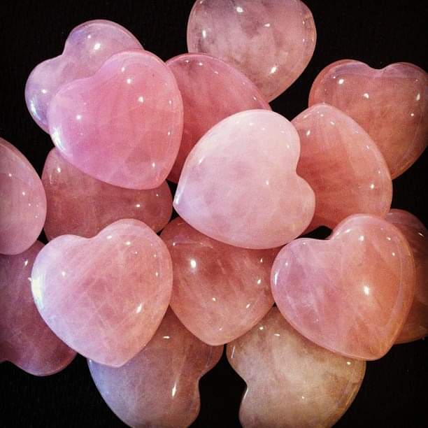 Quarzo rosa cristallo dell’amore per il segno del Toro – Erboristeria Il Mondo Alchemico