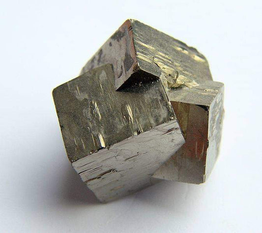 Pirite proprietà e benefici cristallo dell’abbondanza – Erboristeria Il Mondo Alchemico