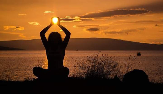 Surya Namaskara Saluto al Sole sequenza yoga – Erboristeria Il Mondo Alchemico